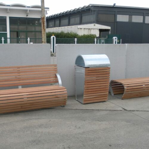 Parkbanken model Contour 16 Van links naar rechts. Parkbank Contour met rugleuning, de bijpassende afvalbak en deze fraaie parkbank zonder rugleuning.